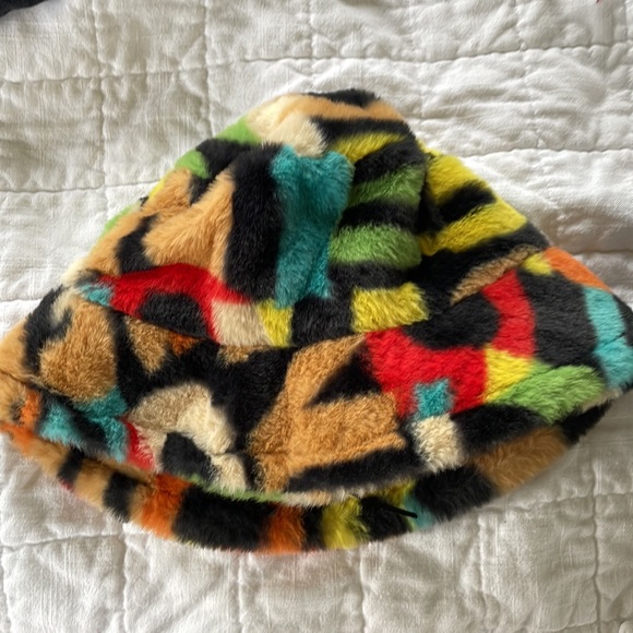 Fluffy Bucket hat - Picture 2 of 3